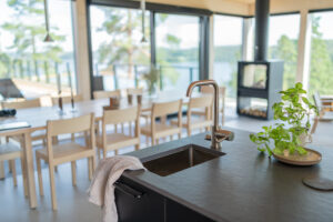 Holzhaus mit großen Glasflächen